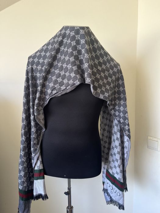 Esarfa Gucci , impecabila