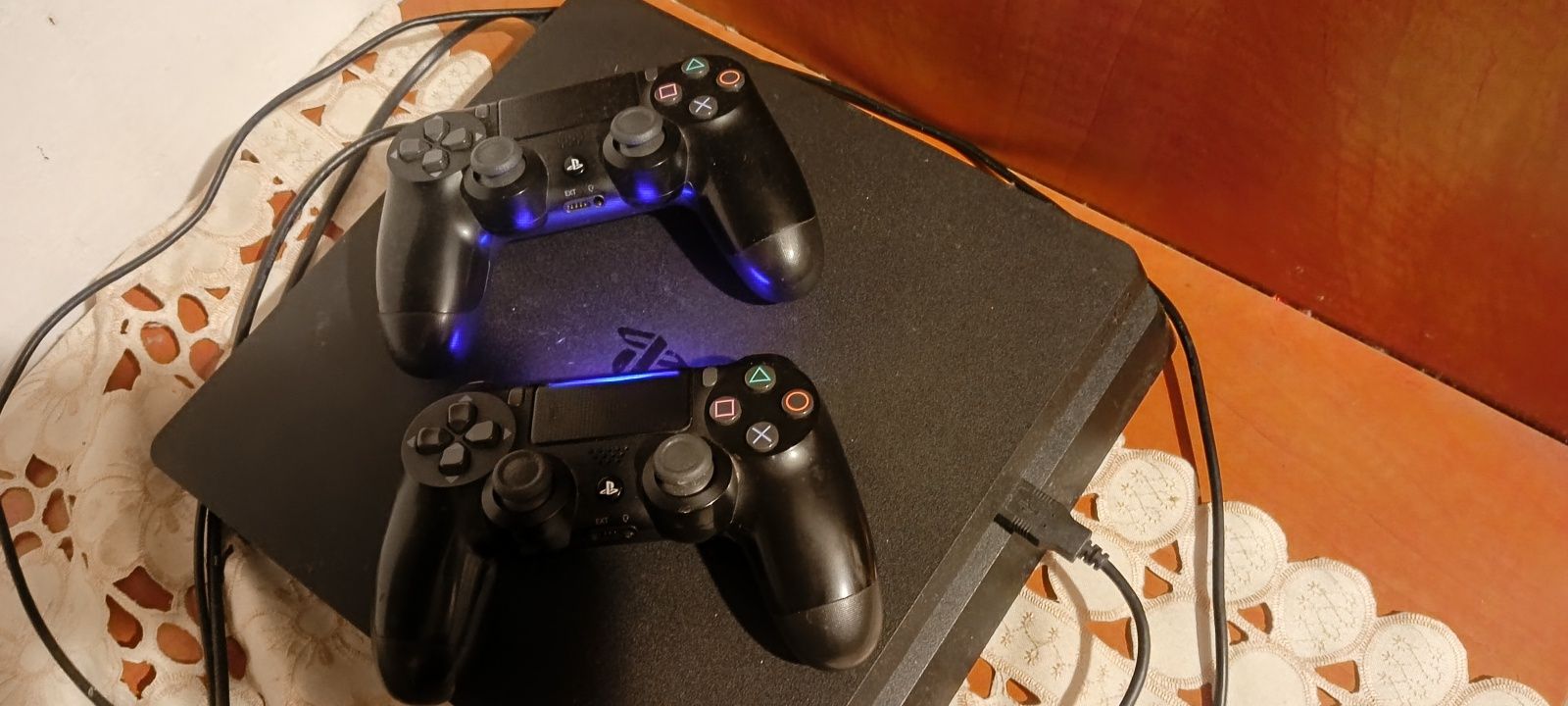 PlayStation 4 1TB + 2 controllere + 4 jocuri