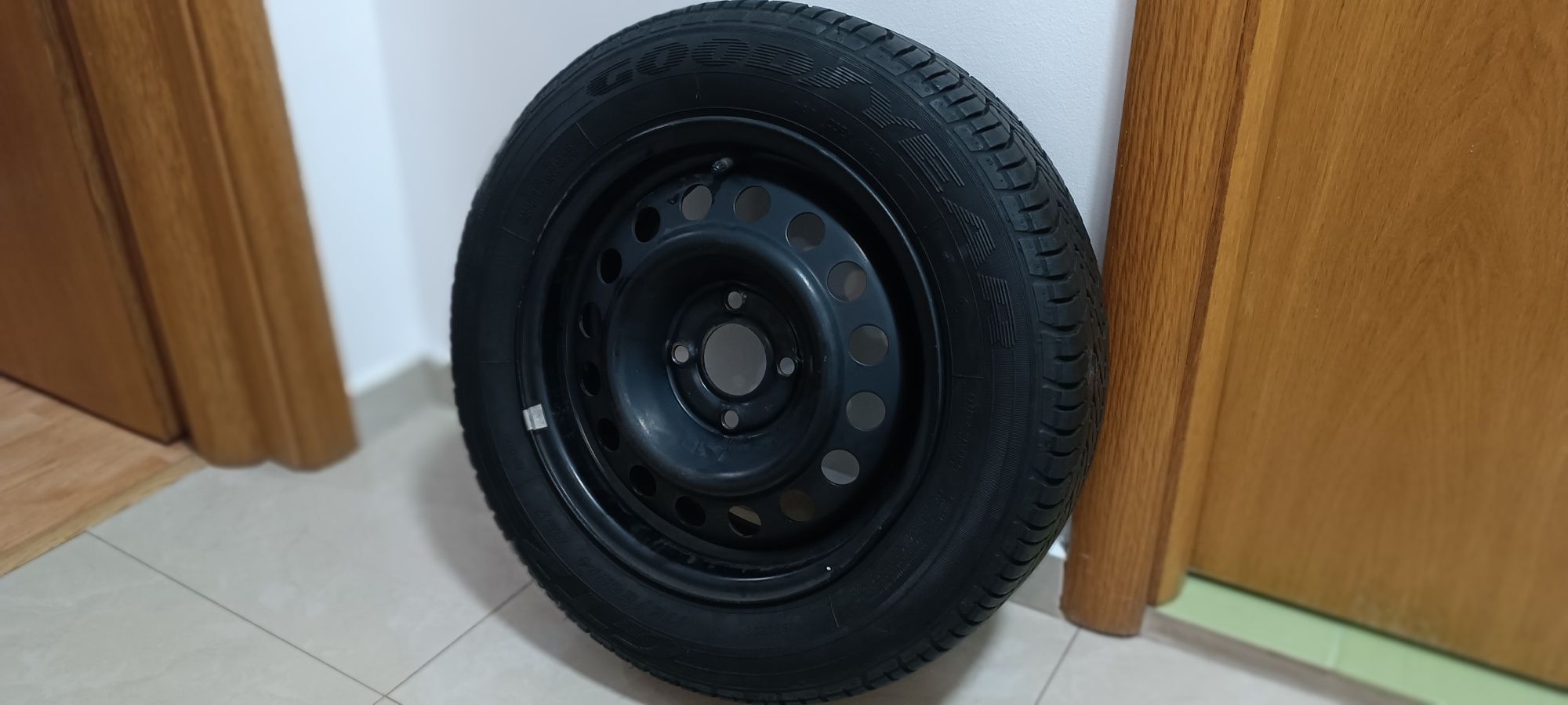 Anvelopa Goodyear 175/65 r14 și janta metalica