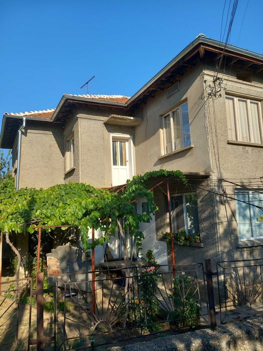 Двуетажна къща с гараж, работилница и сушини