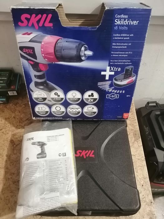 Винтоверт Skil с две батерии и зарядно