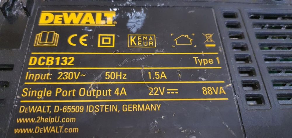 Vând încărcător și baterii DeWalt