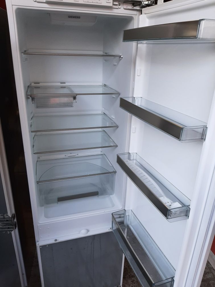 Хладилник с фризер за пълно вграждане 177см
