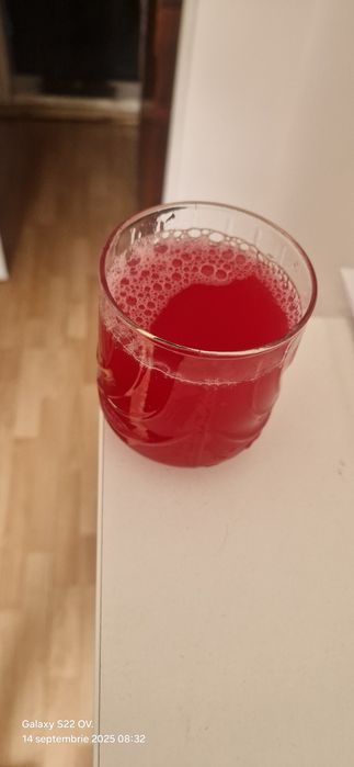 Vând suc de mere si sfecla rosie