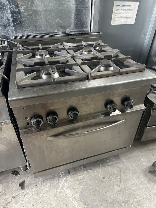 Професионална печка 4 газови котлона и конвекторна фурна