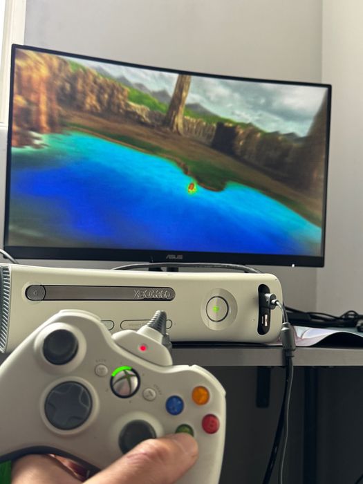 Xbox 360 modat cu o maneta