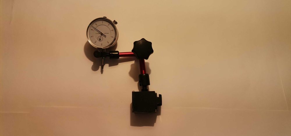 Ceas comparator cu baza magnetica