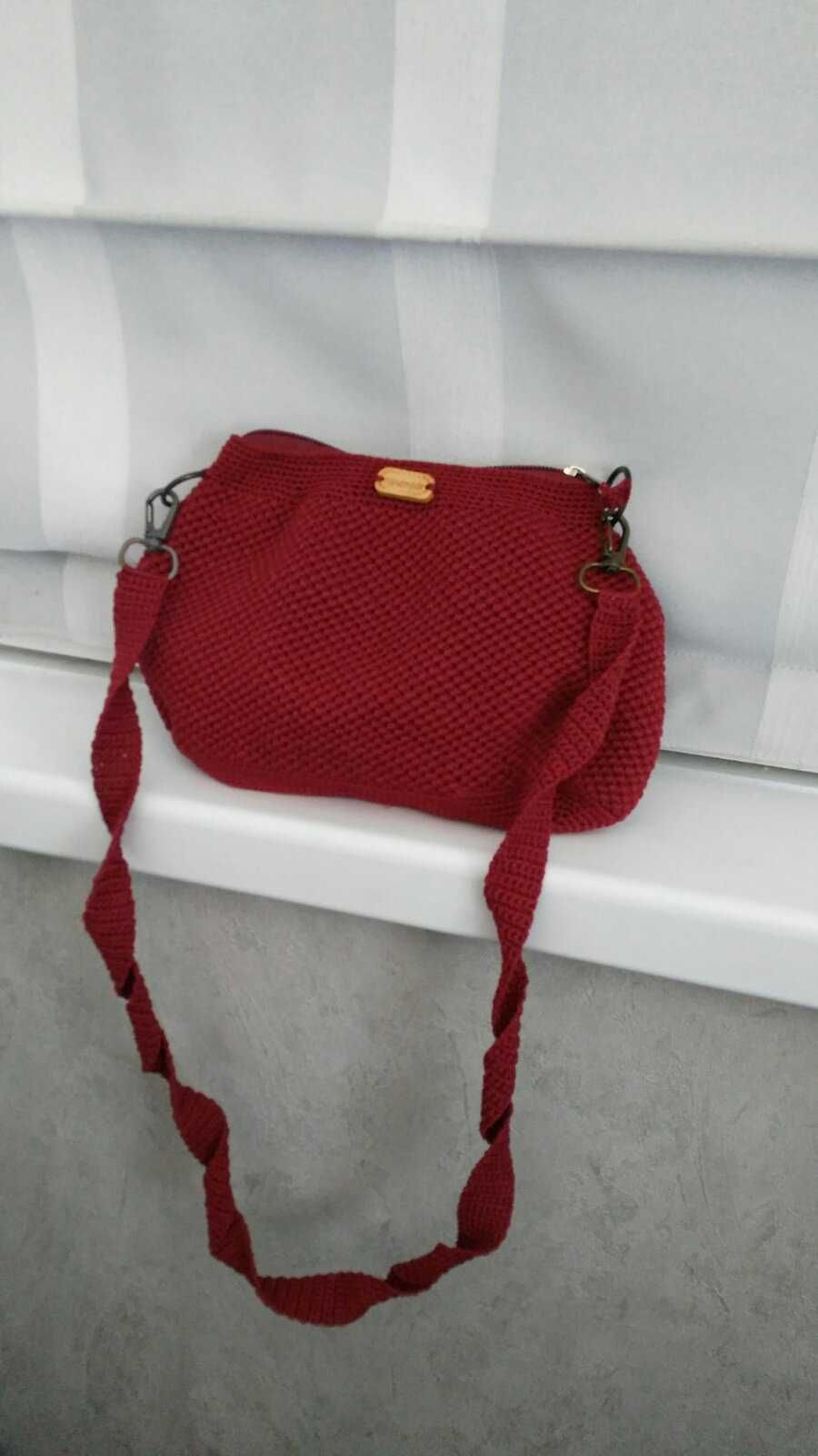 Червена мини плетена чантичка от фина прежда с дълга дръжка и цип.