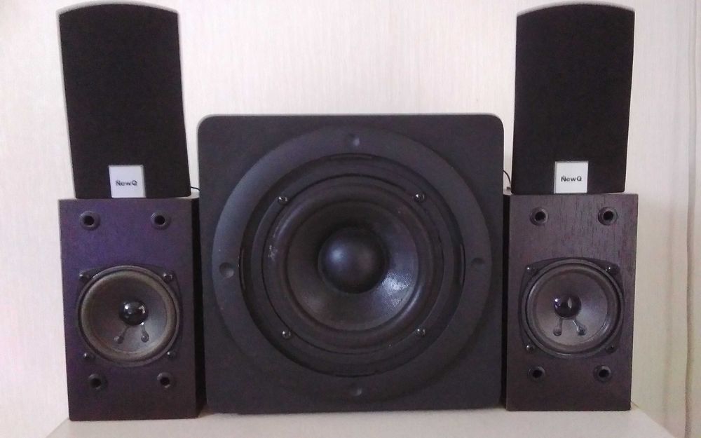 Просто пять колонок..  Без усилителя.   Всё вместе.