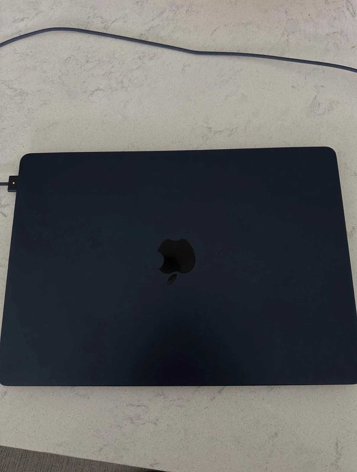 Macbook air m3 15 inch + original karobka + 7 oy apple garantiyasi