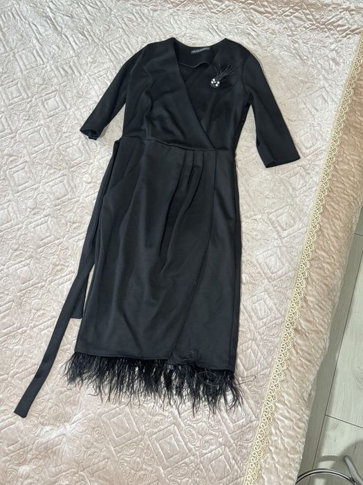 Платье нарядное с перьями