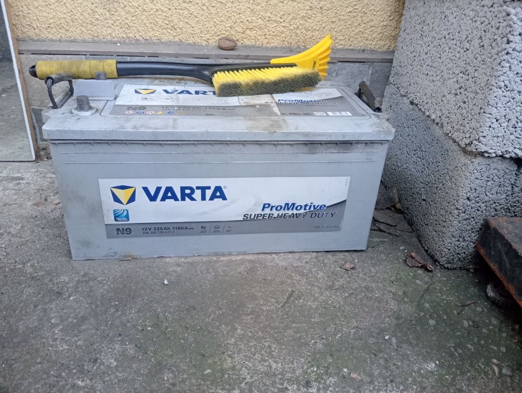 Vând acumulatorii bateri auto noua cu garantie