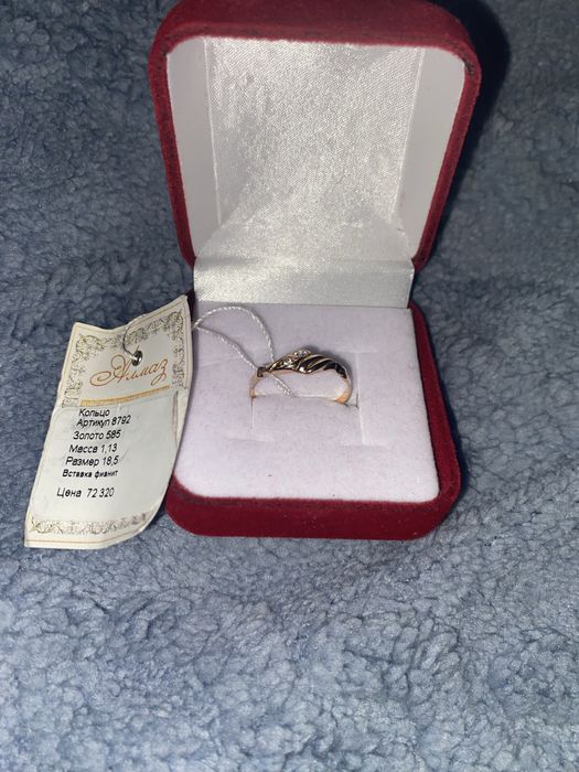 Пробам золотое кольцо . золото 585. масса 1.13.  Размер 18.5 .