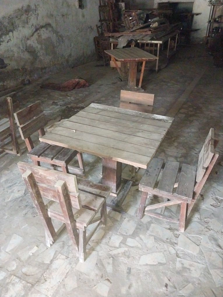 4 kishilik stol stullar sotiladi