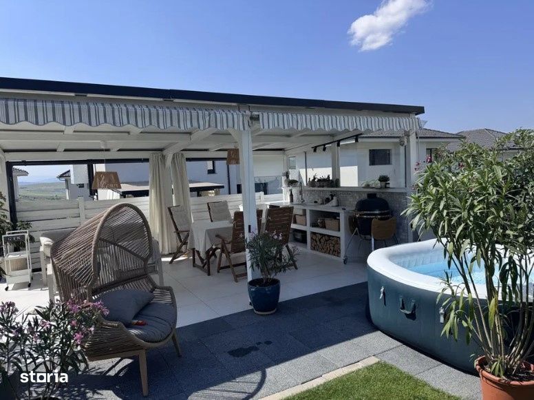 Casa moderna cu panouri fotovoltaice si curte amenajata, Dezmir