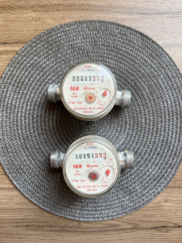 Vand 2 contoare de apa calda marca FGH