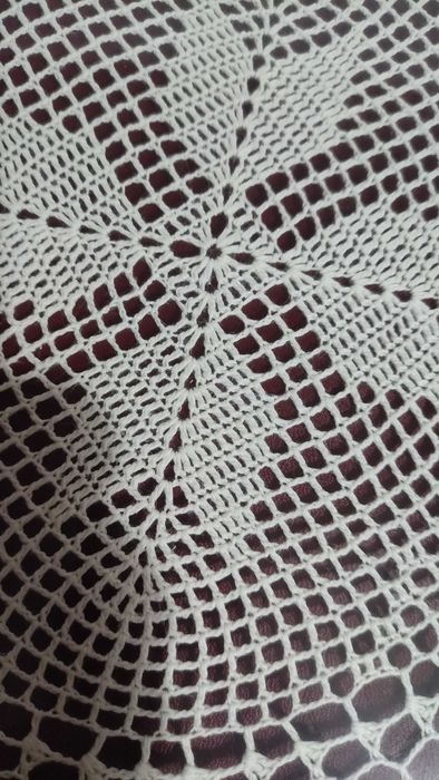 Дървен поднос с дръжки и остъклено дъно с дантела