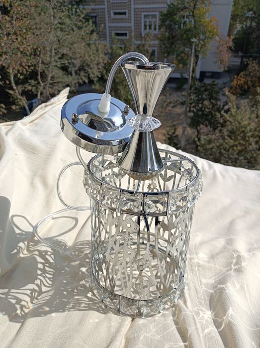 Люстра одноламповая.