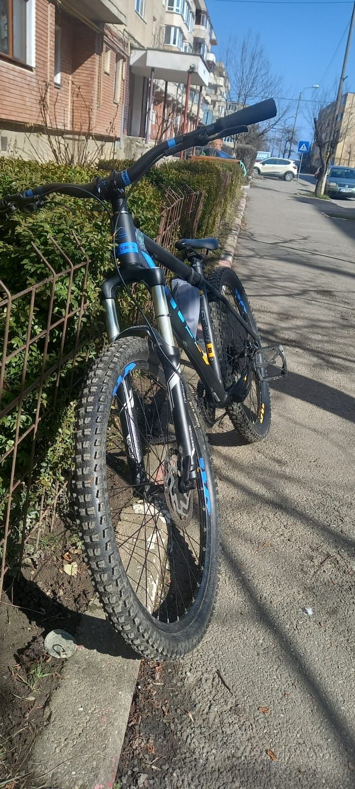 Vând urgent bicicleta cross grx 8   sau schimb