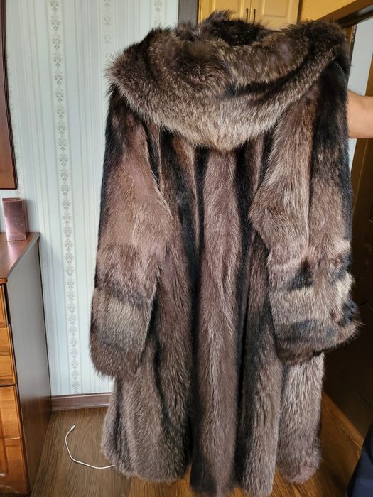 Продается шуба из енота. В отличном состоянии . Размер 48/50