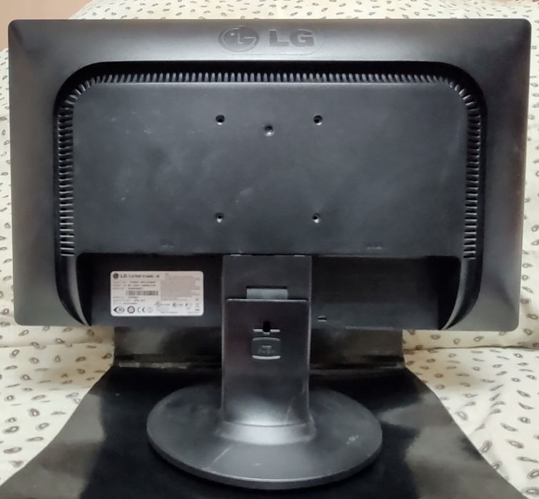 vând 2 monitore,un "LG"(60 lei) și un"DELL"(90 lei)