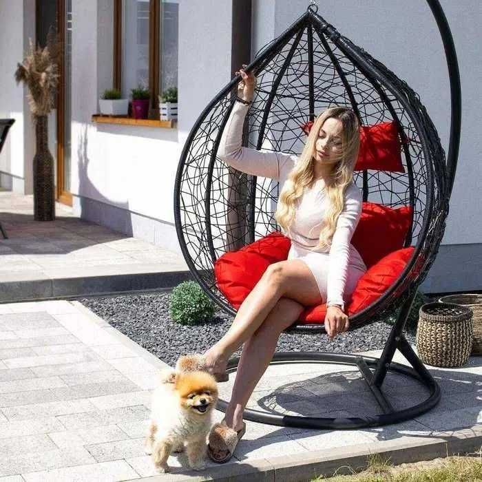 leagăn negru cu perne rosii