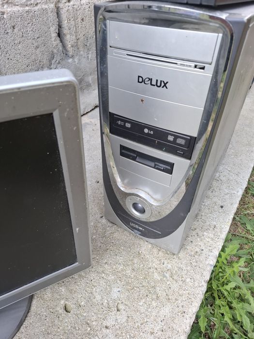 Monitor horizon unitate și tastatura delux
