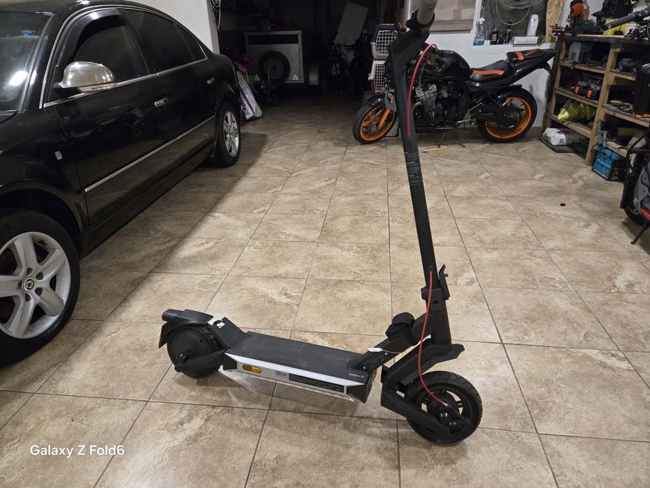 Vând trotineta Navee S40