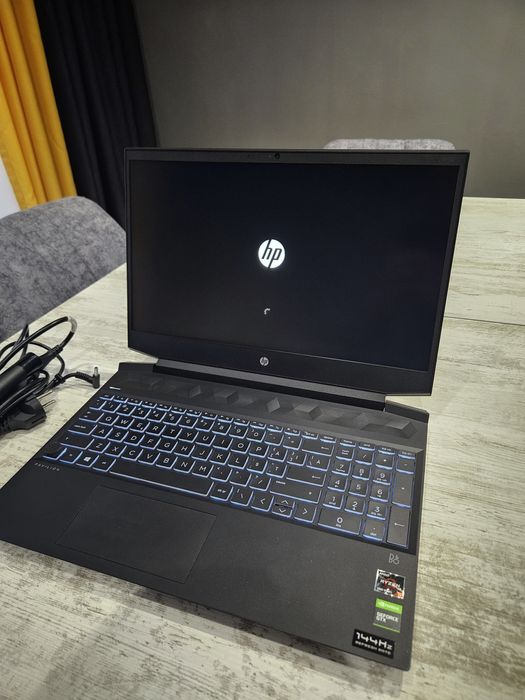 Геймърски лаптоп HP pavillion 144hz B&O озвучение