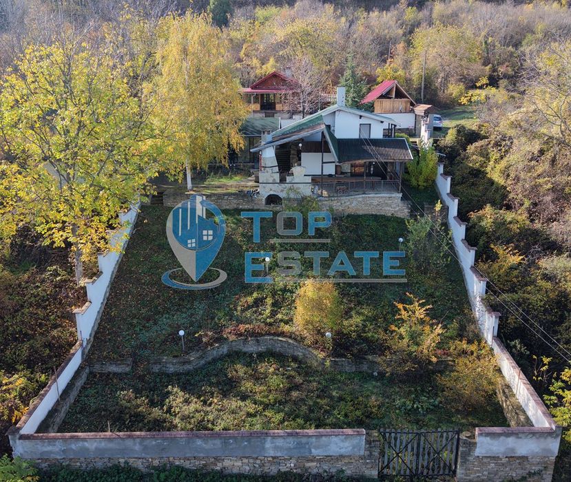 Къща с панорамна гледка във вилната зона между град Бяла Черкваи село