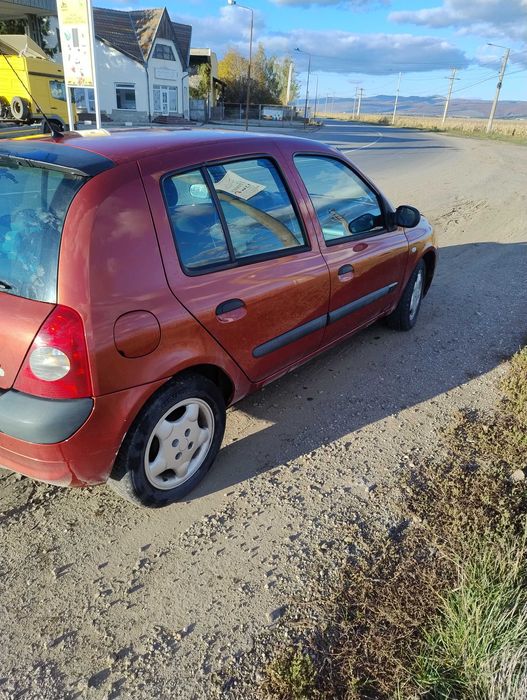 Mașina Renault Clio