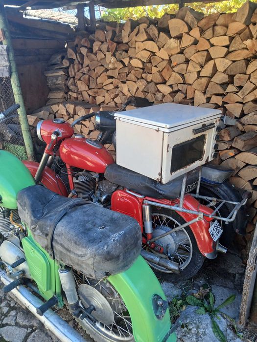 Подават се мотори ява на снимката. Моторите са ява и симсон.