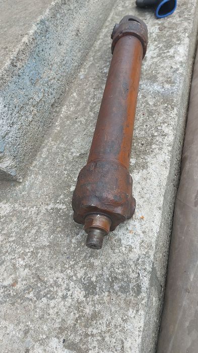 Vând cilindri hidraulici