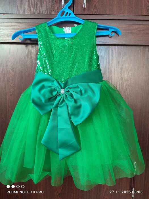 Продам платье для девочки 120см