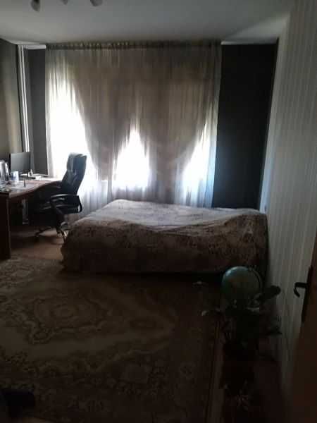 Тристаен имот в Банишора