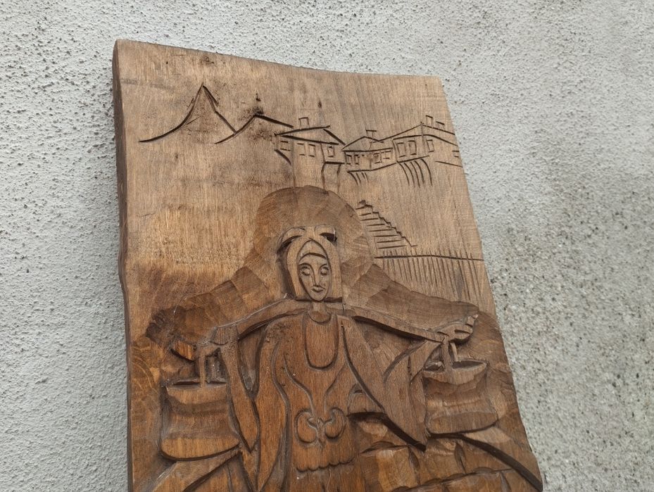 Дърворезба / Пано "Мома с кобилица "