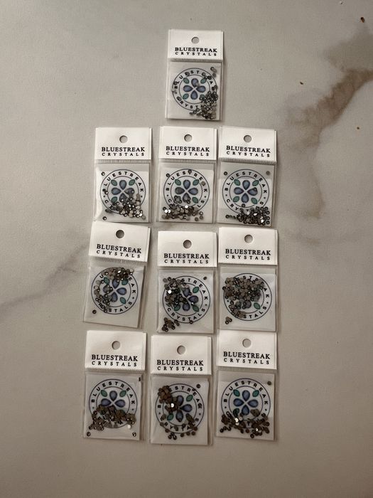 Vand 2202 buc cristale Svarowski pentru decorat obiecte: cani, pixuri