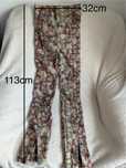 Pantaloni evazați elastici cu despicătură și model floral