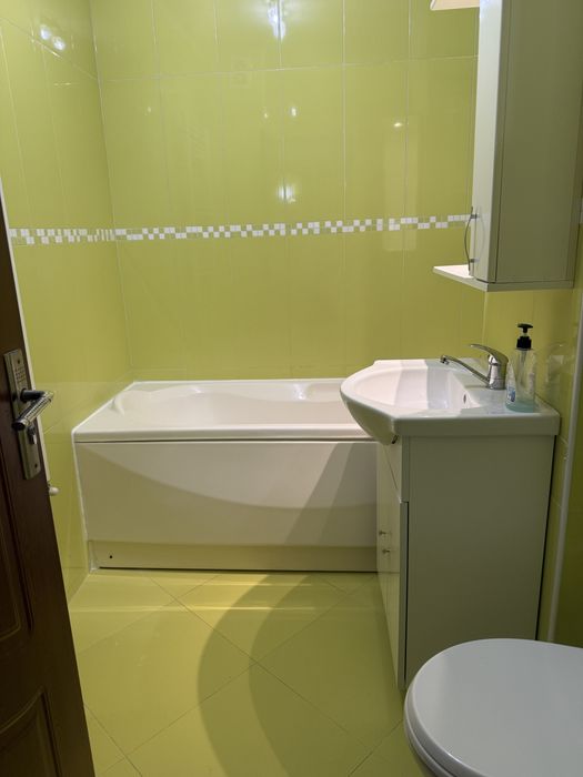 Inchiriez apartament 3 camere zona centrala B dul Revolutiei