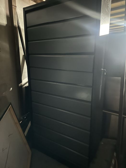 Срочно продается табачный шкаф