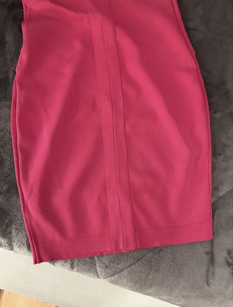 Красива елегантна дамска рокля Guess by Marciani ,цена 180 лв