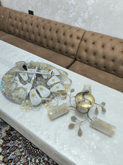 Люстра 2.та сотилади холати аьло каттаси музикални флишка укийди