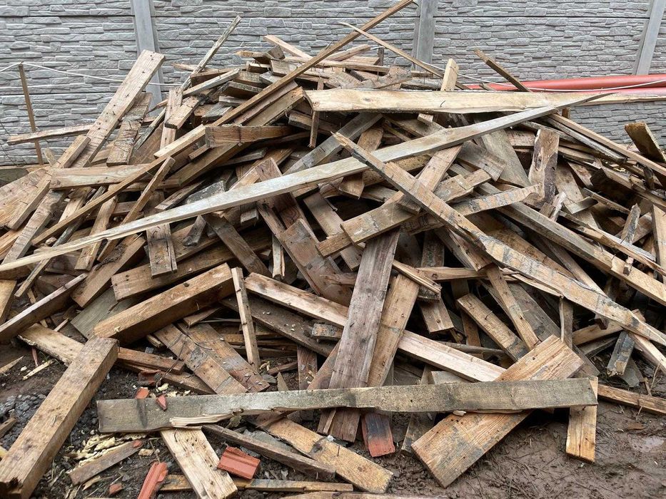 Materiale de construcții – lemn (scânduri, grinzi, dulapi)