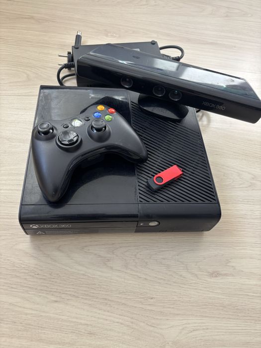 Xbox 360 E, Modat, 500GB, senzor Kinect, maneta