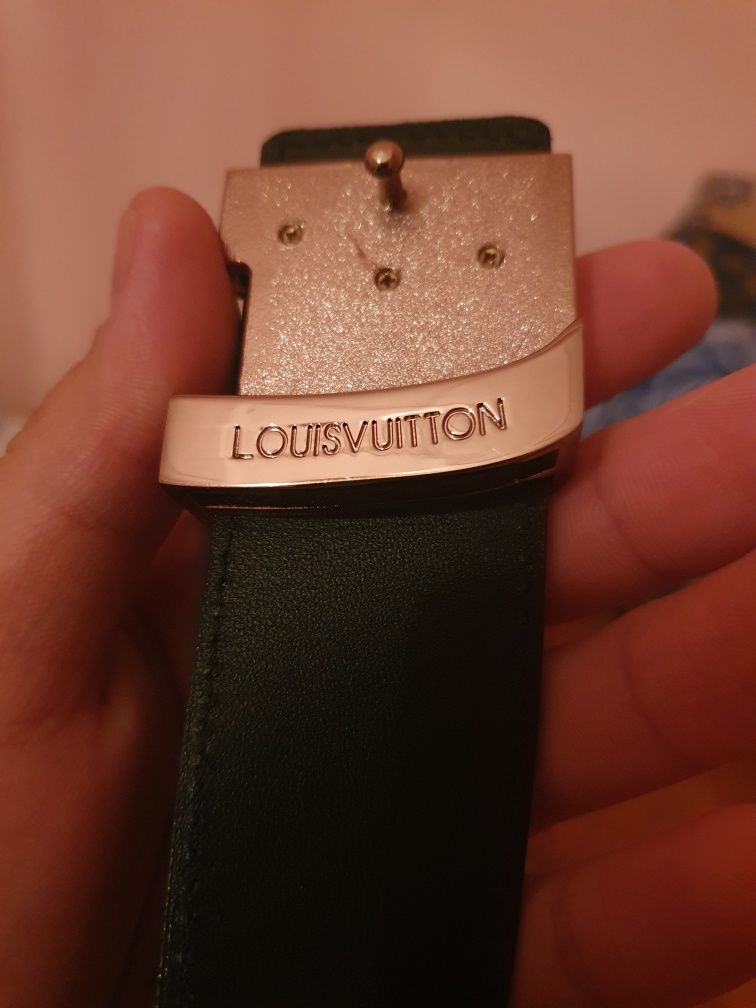 Ремень Louis Vuitton.