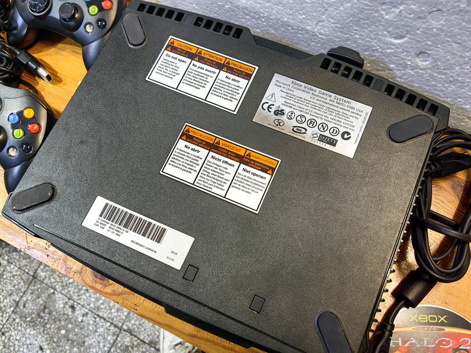 Конзола XBOX + 2 джойстика и една игра