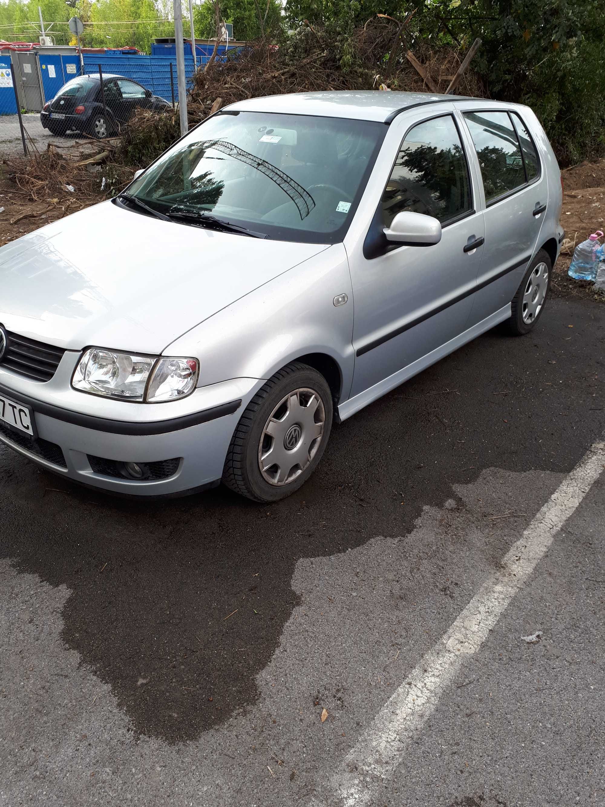 Продавам VW Polo 2000г. бензиново с ръчни скорости.