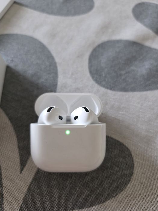 Apple AirPods 4 - нови