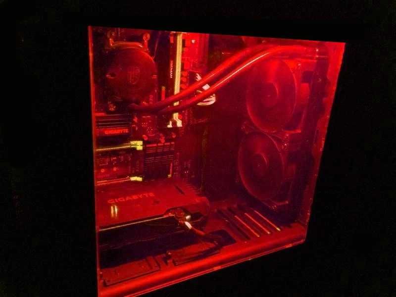 Подсветка корпуса питание SATA красная. Есть крепления под винты скотч