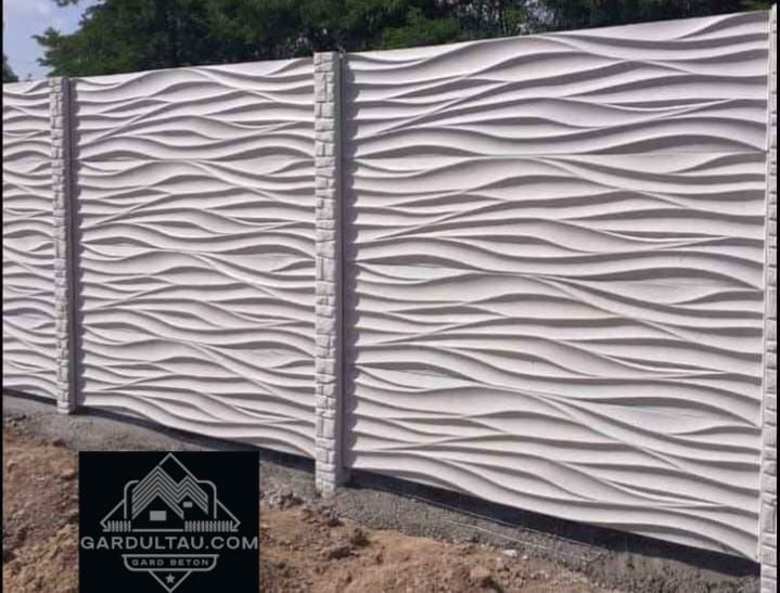 Gard din placi prefabricate de beton stâlpi montaj